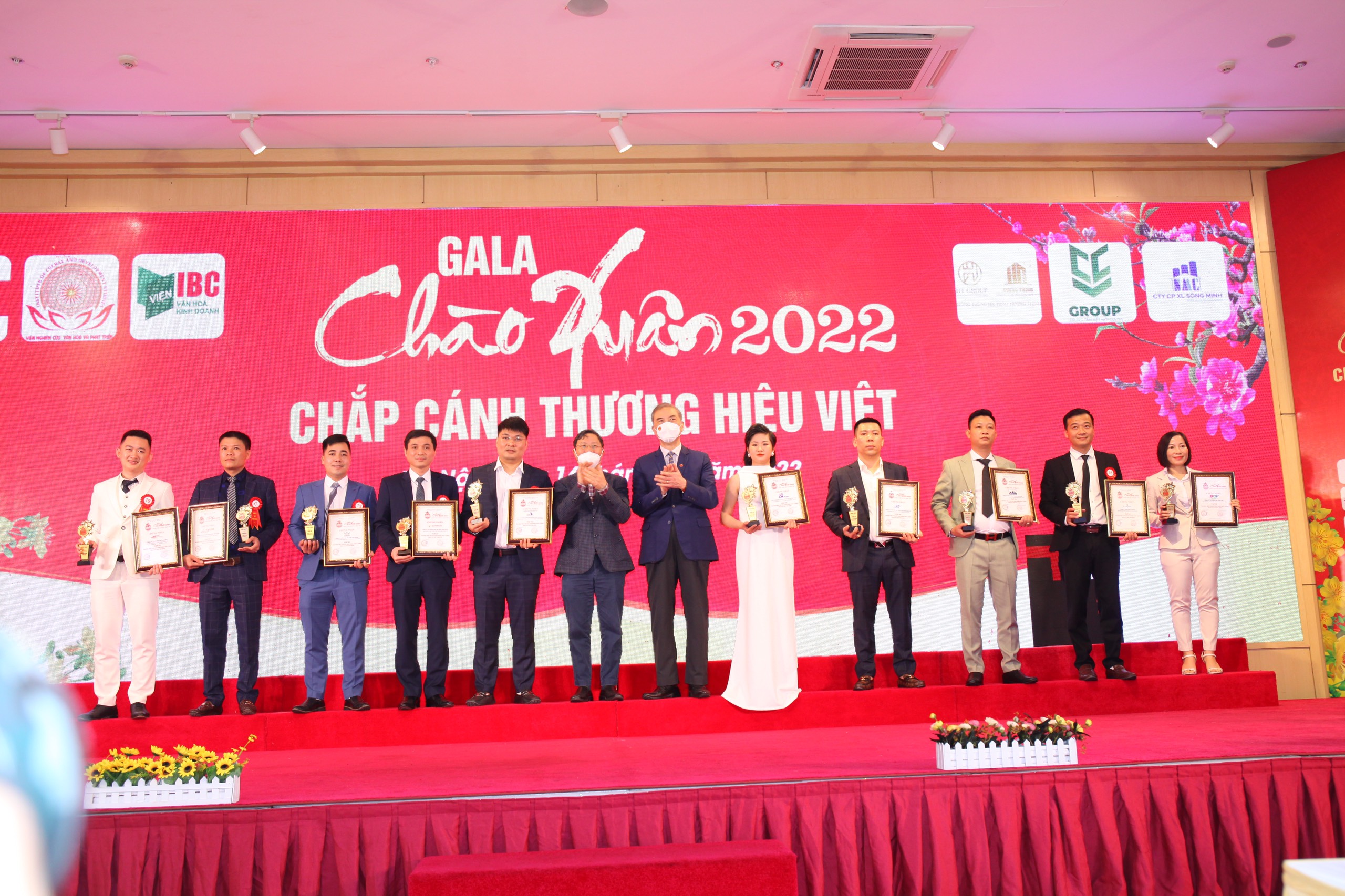 nhan-giai-top-10-thuong-hieu-tin-cay-san-pham-chat-luong-dich-vu-tan-tam-2021