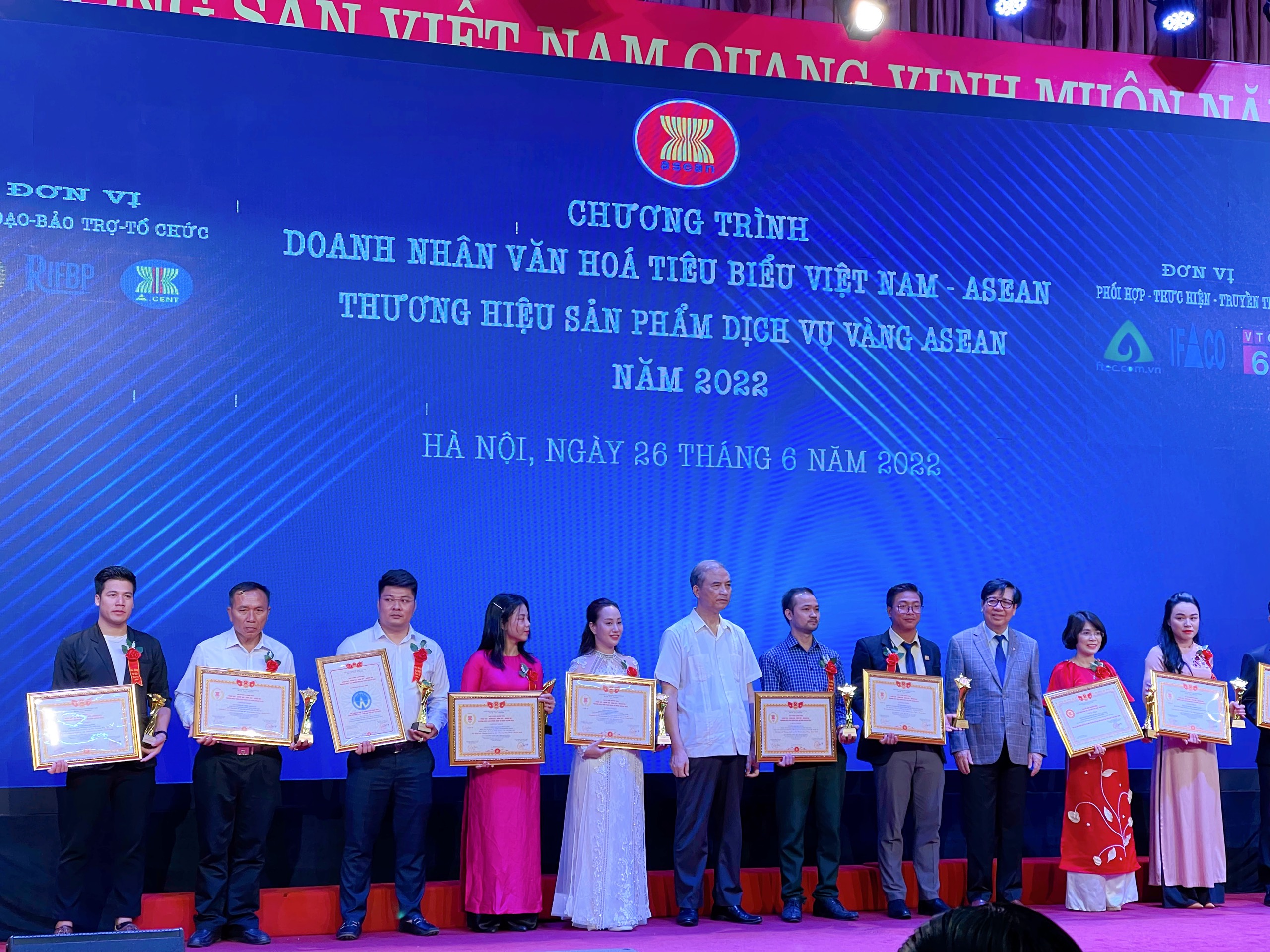dat-huy-chuong-vang-va-chung-nhan-danh-hieu-hang-viet-nam-chat-luong-cao-phu-hop-voi-tieu-chuan-nam-2022